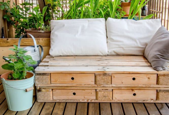 Garten und Terrasse kann man sich mit Möbeln aus Europaletten schön gemütlich gestalten.