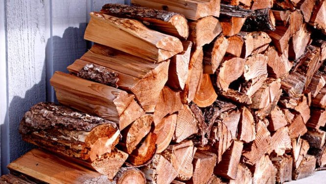 Brennholz stapeln - vor Regen geschützt