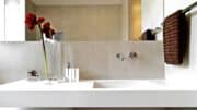 Integrieren Sie bei der Renovierung des Badezimmers nicht nur das Übliche, sondern auch intelligente Technologie für ein modernes und effizientes Erlebnis.