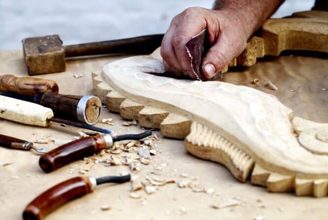 Das Schnitzen von Holz bis heute seinen Platz in der Handwerkskunst und es wird ebenso als Ausdruck individueller Kreativität angesehen.