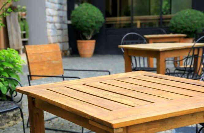 Entscheidend ist bei diesem Design für die Terrasse vor allem die Kombination aus Holz, Metall, Beton und lebendigem Grün