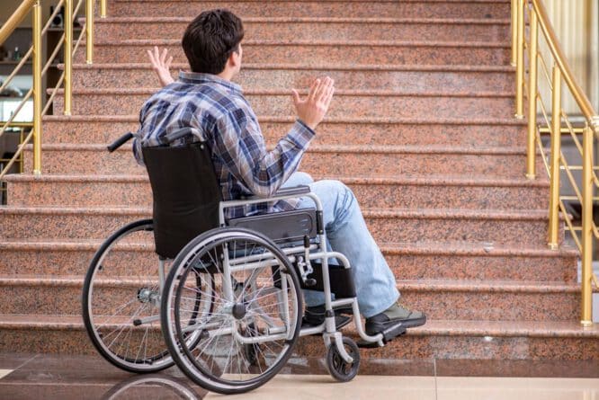 Mit Treppen und Stufen haben Menschen, die einen Rollstuhl brauchen, Probleme. 