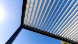 Aluminium ist sehr leicht, korrosionsbeständig und wartungsarm, was bei einem Lamellendach sehr von Vorteil ist.