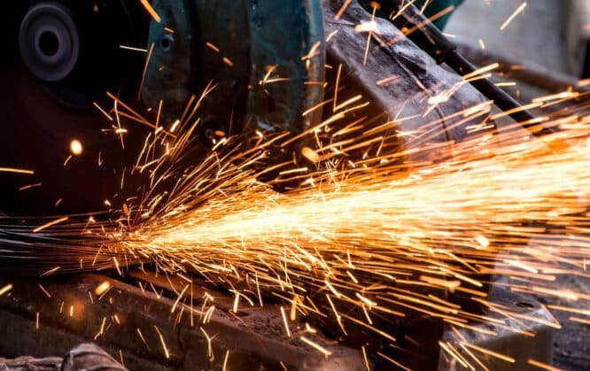 Ein tragfähiger Werkstattboden ist bei maschinenintensivem Arbeiten ebenso wichtig wie stoßfeste Wandflächen, die Werkzeughalterungen oder Regale sicher tragen können.