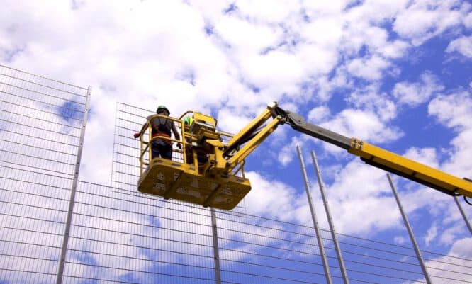 Handwerker sollten stets sicherstellen, dass die Bühne regelmäßig gewartet wird, um einen sicheren Betrieb zu gewährleisten.