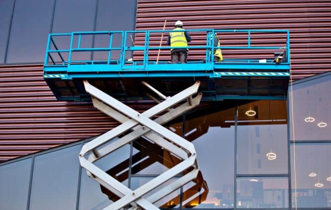 Hebebühnen ermöglichen es Handwerkern, Arbeiten in der Höhe sicher und effizient durchzuführen.