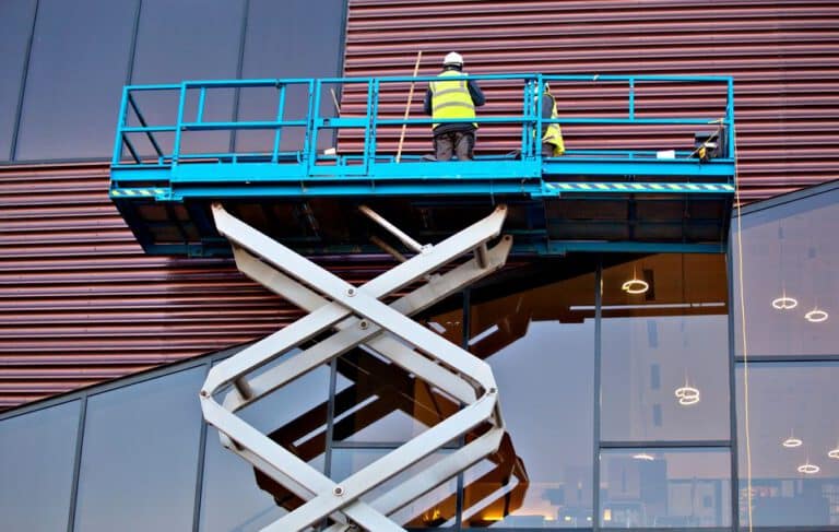 Hebebühnen ermöglichen es Handwerkern, Arbeiten in der Höhe sicher und effizient durchzuführen.