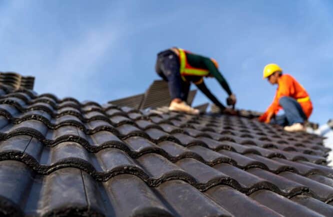 Sicherheit ist für Dachdecker von größter Bedeutung, da sie oft in großer Höhe und unter potenziell gefährlichen Bedingungen arbeiten.
