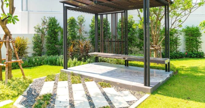 Ein moderner Garten vor dem Haus kann mit den richtigen Ideen und Tools leicht umgesetzt werden.