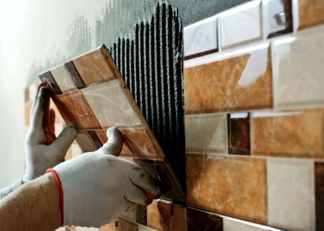 In der Küche sind Fliesenüberklebungen besonders beliebt, da sie die Möglichkeit bieten, das Design schnell und einfach zu ändern, ohne eine umfassende Renovierung durchzuführen.