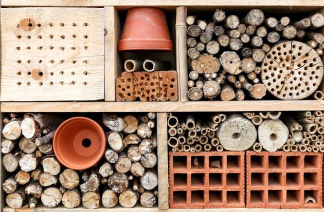 DIY Projekte im Garten: Sehr beliebt sind kleine und größere Insektenhotels.