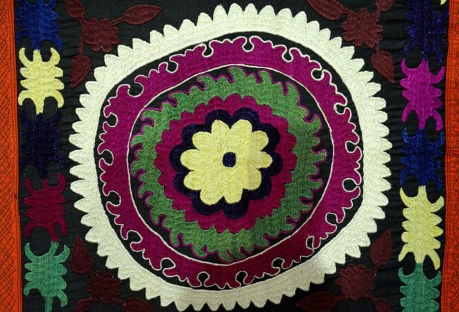 Traditionelle tadschikische bunte Stickerei.