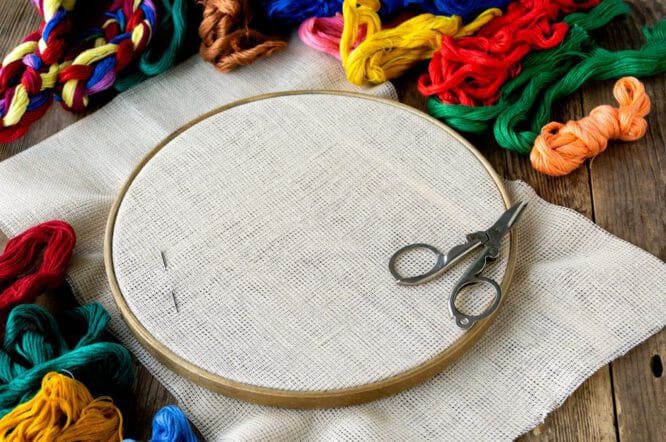 So wie es unsere Vorfahren schon getan haben, wird heute wieder mit Sticknadel, Garn, Rahmen und Stoff gestickt.