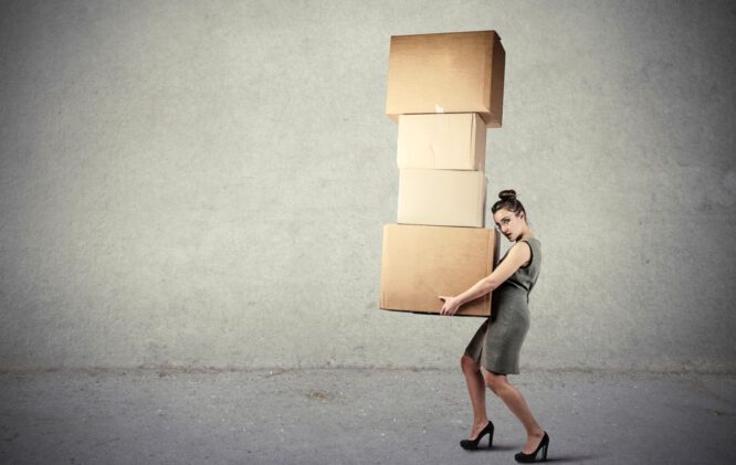 Bevor Sie schwere Lasten bewegen müssen, sollten Sie immer prüfen, ob das Gewicht und die Form des Materials ein manuelles Tragen ausreichend sicher zulässt.