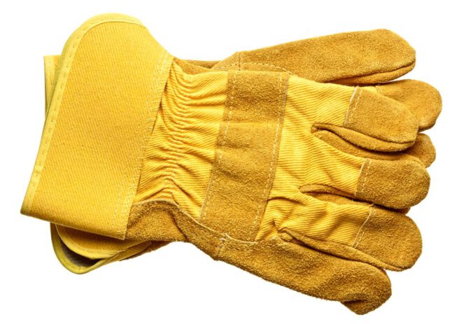 Bereits einfache Maßnahmen wie rutschfeste Handschuhe und festes Schuhwerk tragen zu einem sicheren Transport bei.