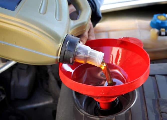 Je häufiger du Kurzstrecken fährst, desto häufiger solltest du das Öl wechseln. 