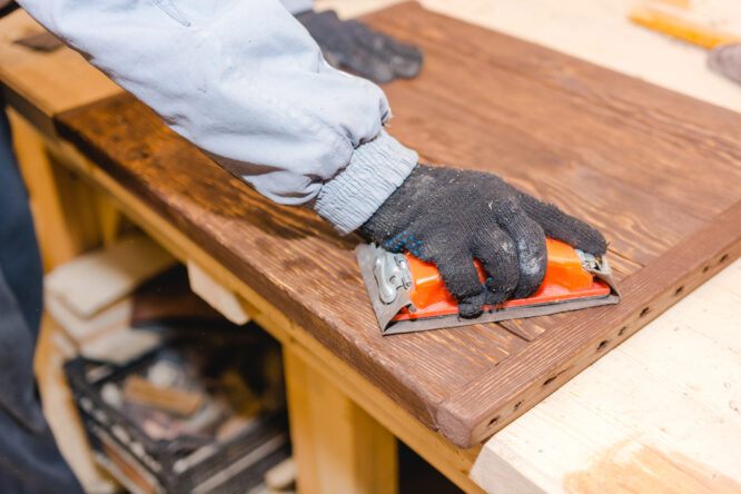 Schleifpapier für Holz unterscheidet sich nach Körnung und Material