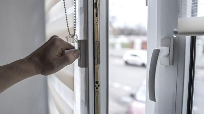 Fenster, vor allem zu ebener Erde, sind ein bequemer Einstieg für potentielle Einbrecher